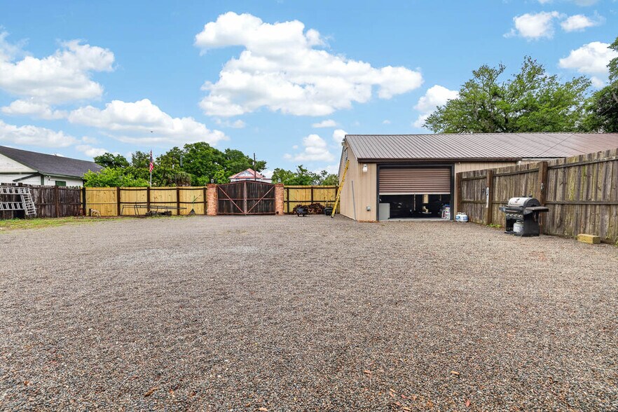 More Photos Of 1607 Norwich St, Brunswick Flex For Sale