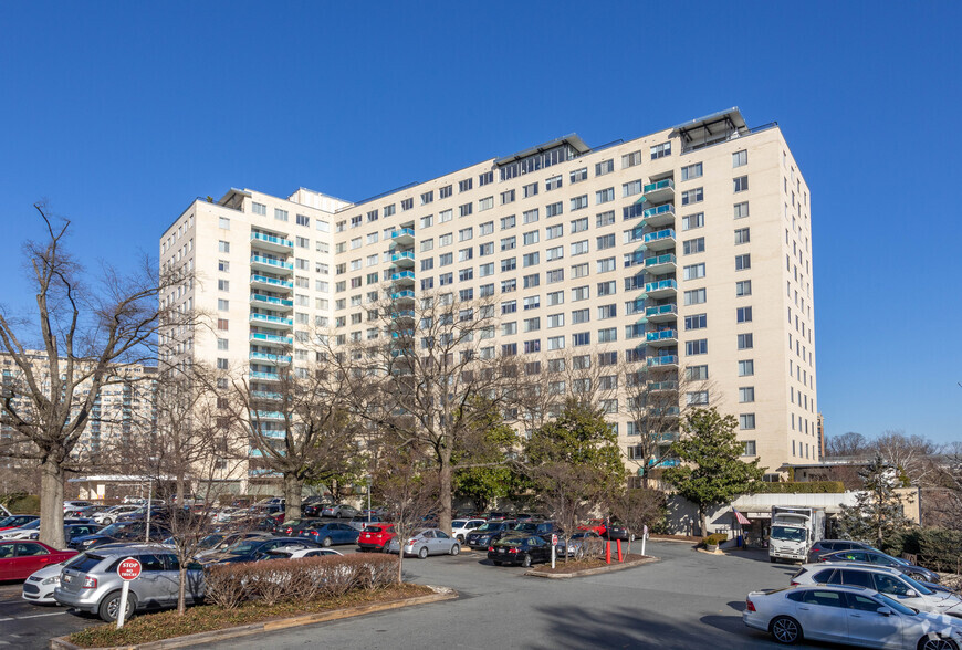 Primary Photo Of 10401 Grosvenor Pl, Rockville Apartments For Sale