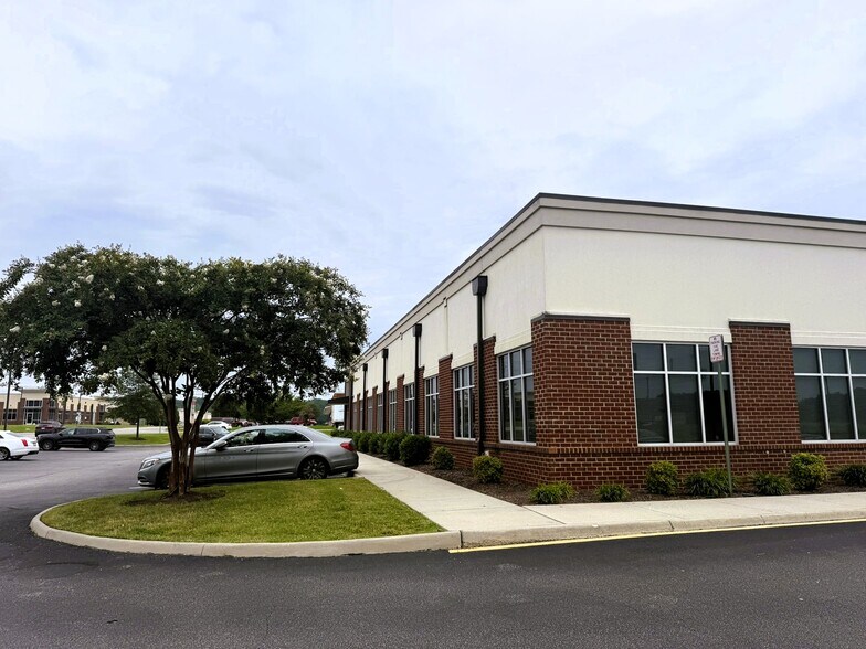 More Photos Of 4720 Puddledock Rd, Prince George Office For Sale