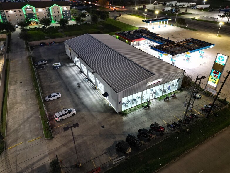 Primary Photo Of 14902 N Fwy Service Rd, Houston Freestanding For Lease
