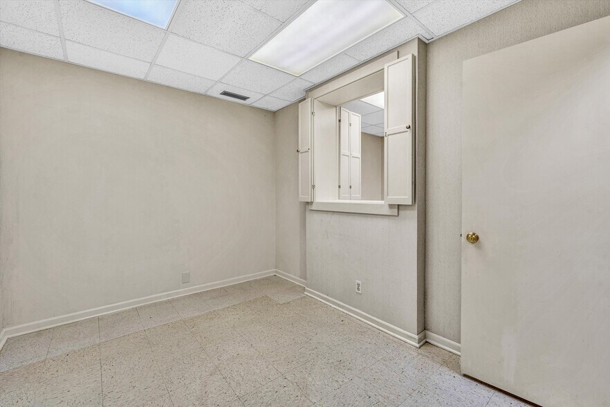 More Photos Of 1930 Braeburn Dr, Salem Medical For Sale