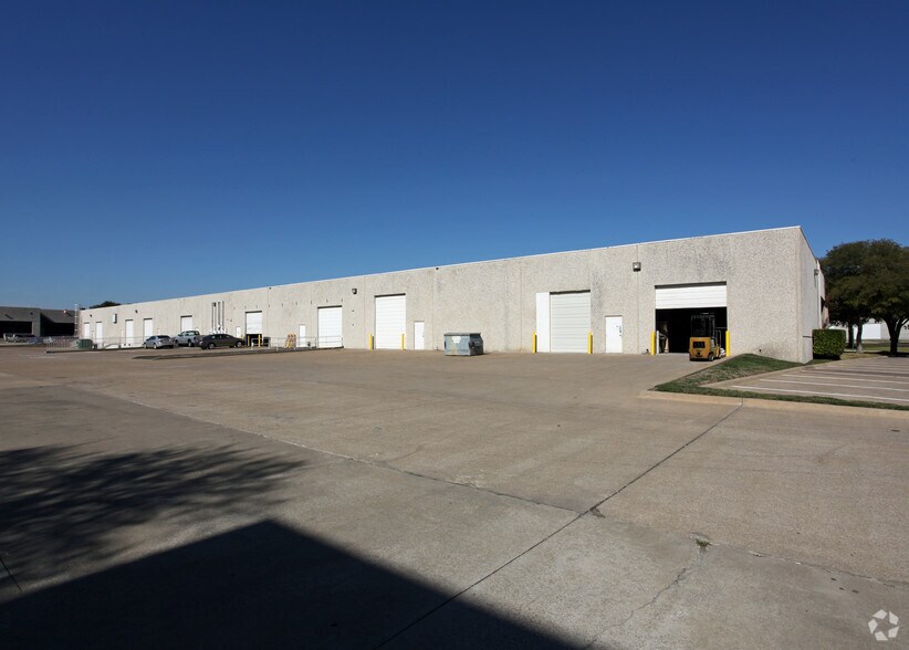 More Photos Of 11080 Grader St, Dallas Warehouse For Lease