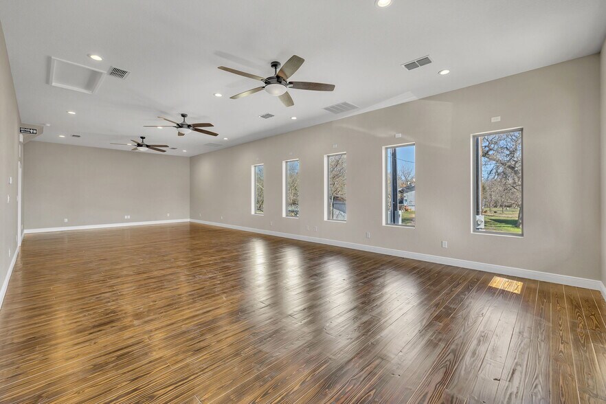 More Photos Of 220 W FM 473, Comfort Storefront Retail Office For Lease