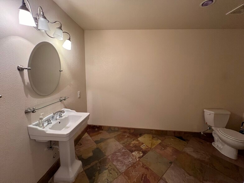 More Photos Of 3909 Vegas Dr, Las Vegas Office For Sale