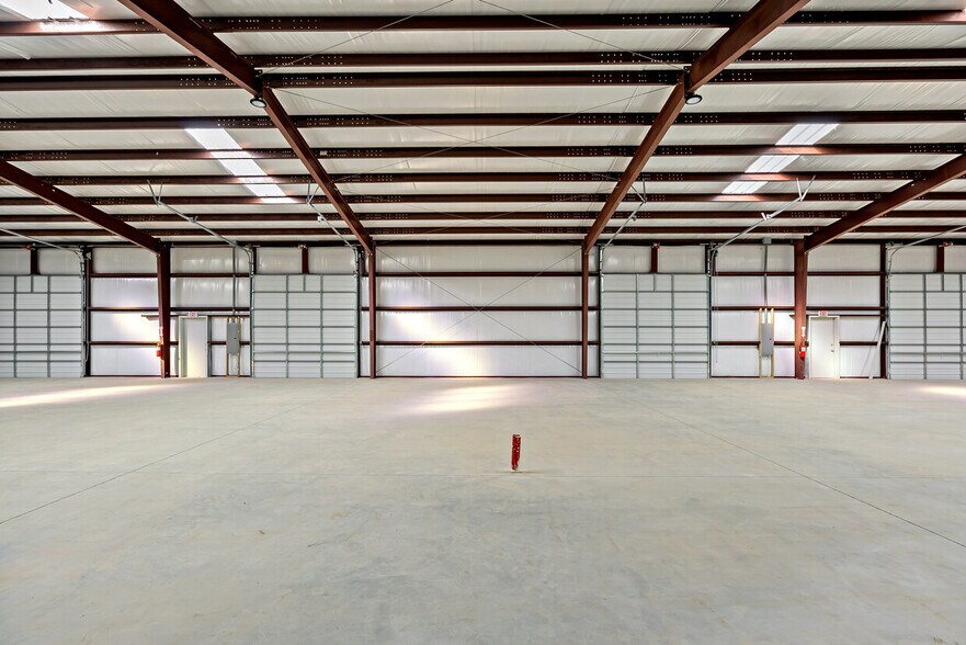 More Photos Of 1033 Sales Dr, Waxahachie General Retail For Lease