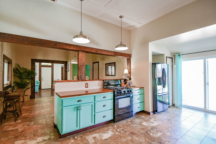 More Photos Of 512 N Travis St, Granbury Hospitality For Sale