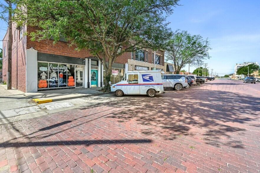More Photos Of 119 W Kingsmill Ave, Pampa Storefront Retail Office For Sale