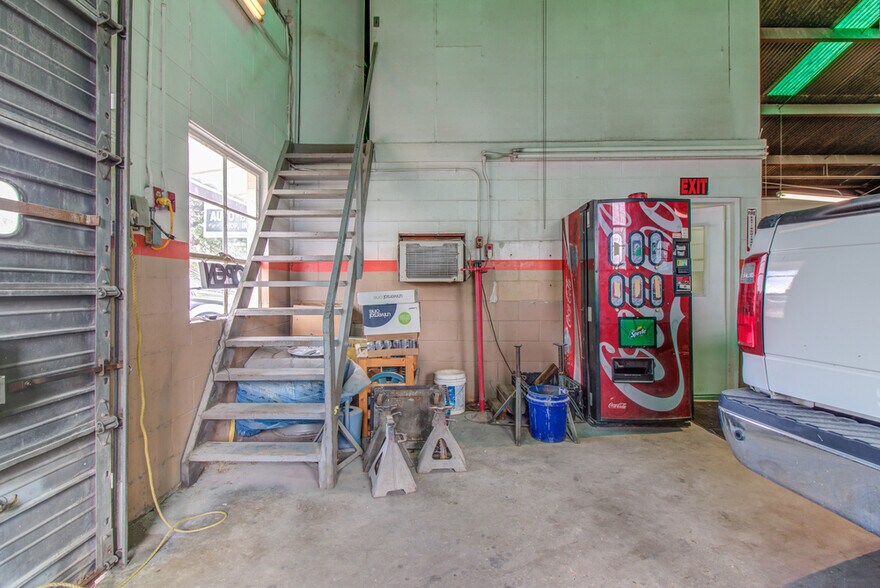 More Photos Of 1814 33rd Ave, Gulfport Auto Repair For Sale