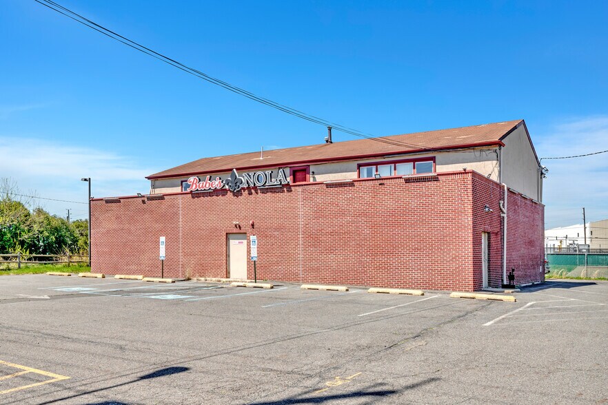 More Photos Of 1137 Bordentown Rd, Burlington Bar For Sale