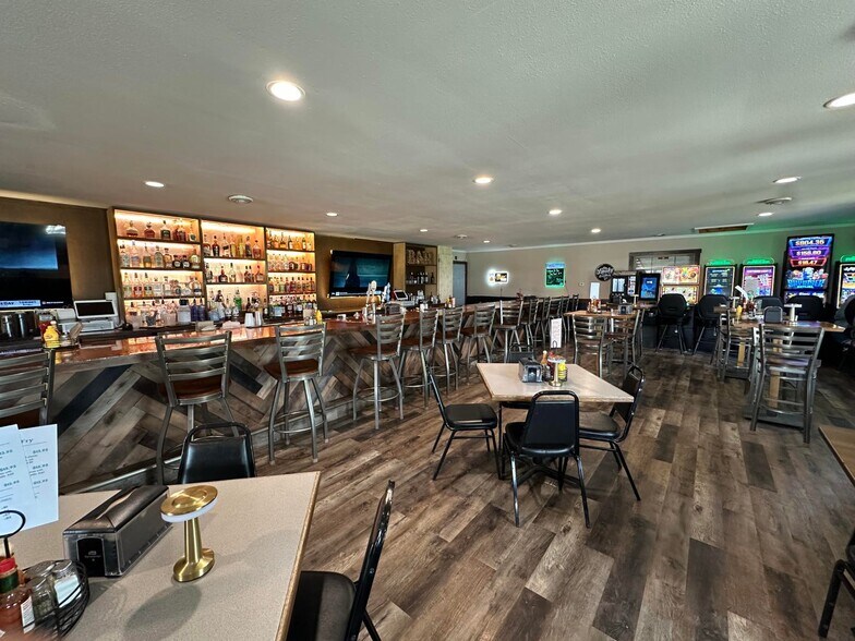More Photos Of 699 S Main St, Adams Bar For Sale