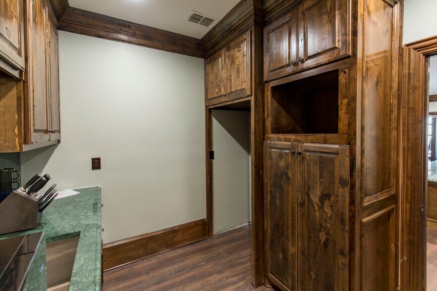 More Photos Of 636 W Tarrant Rd, Grand Prairie General Retail For Sale