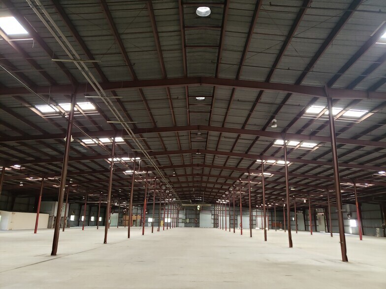 More Photos Of 2526 W New York Ave, Deland Warehouse For Sale