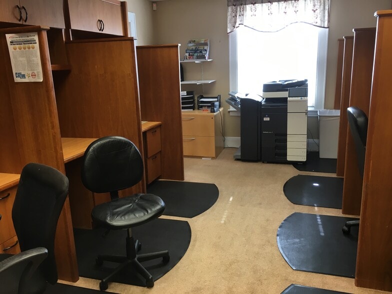 More Photos Of 4942 Main St, Bridgeport Office Residential For Lease