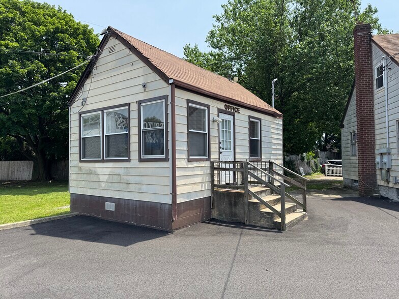 More Photos Of , Lindenhurst General Retail For Sale