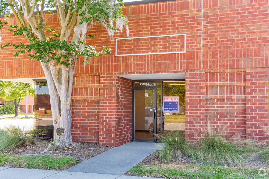 More Photos Of 5802 Breckenridge Pky, Tampa Light Distribution For Lease