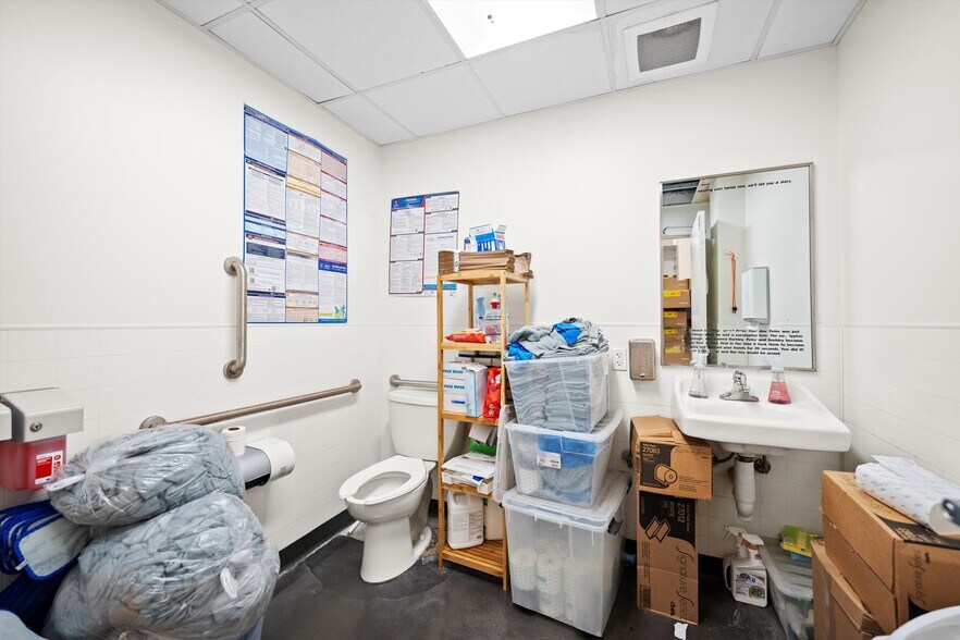 More Photos Of 3135 M St NW, Washington Storefront For Lease