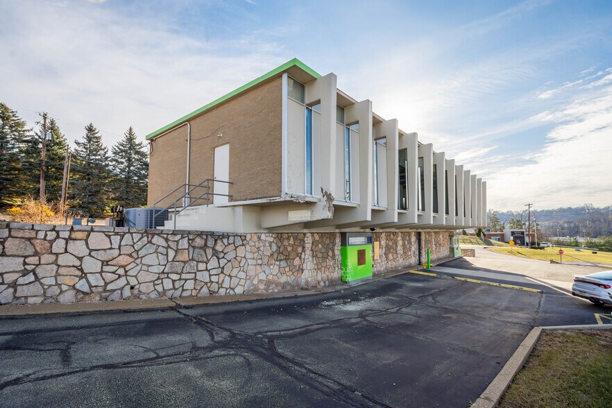 More Photos Of 590 Washington Rd, Washington Office For Sale