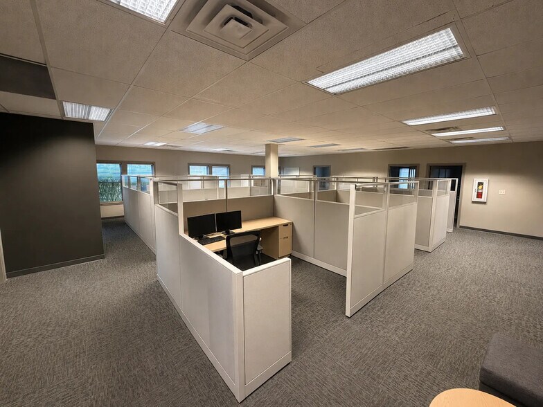 More Photos Of 9955 Crosspoint Blvd, Fishers Office For Sale