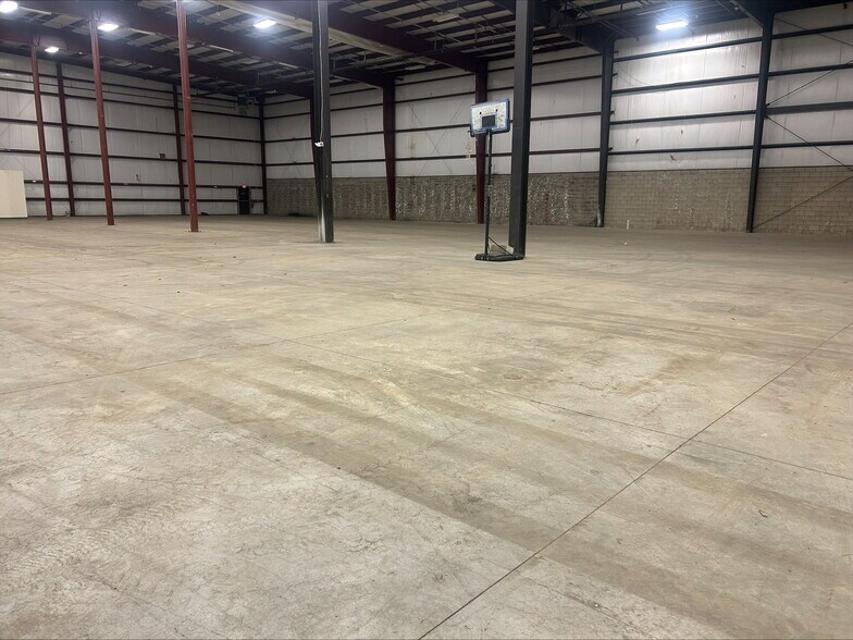 More Photos Of 3 Sutton Cir, Hooksett Warehouse For Lease