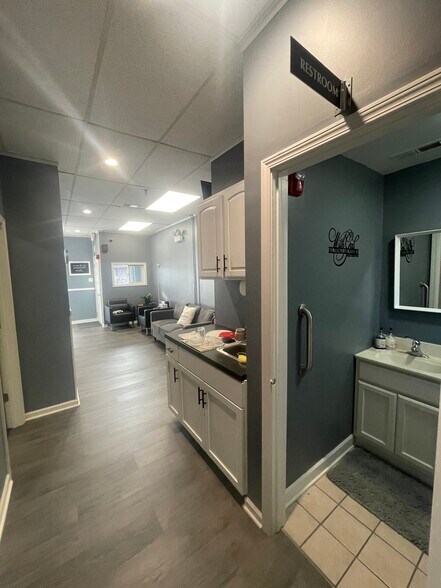 More Photos Of 17716 Oak Park Ave, Tinley Park Office For Sale