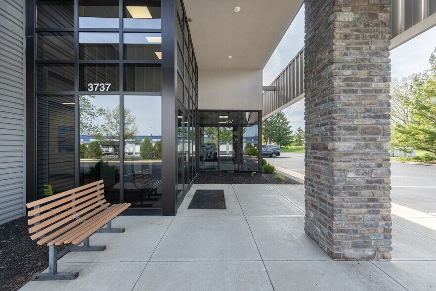 More Photos Of 3737-3757 Parkway Ln, Hilliard Showroom For Lease