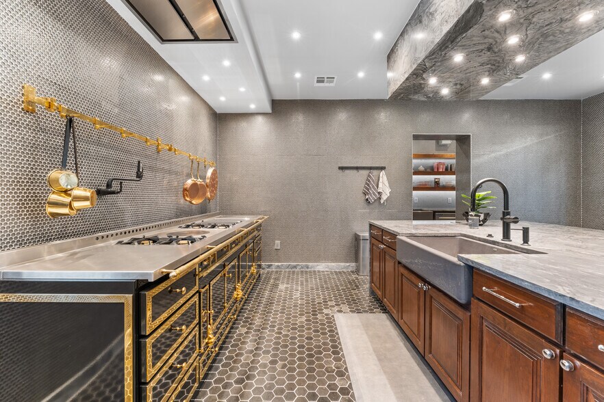 More Photos Of 1400 S Gribble St, Sherman Flex For Sale