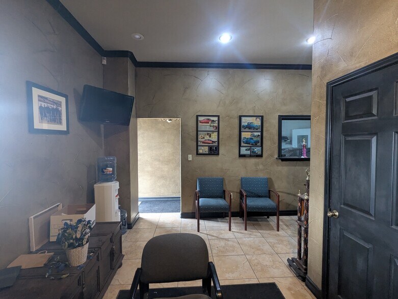 More Photos Of 5320 W Parkway St, Groves Industrial For Sale