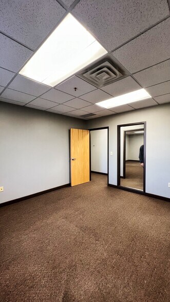 More Photos Of 2850 Cutters Grove Ave, Anoka Office For Lease