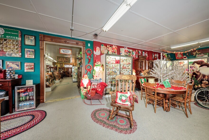 More Photos Of 890 Lake Ave, Woodstock General Retail For Sale