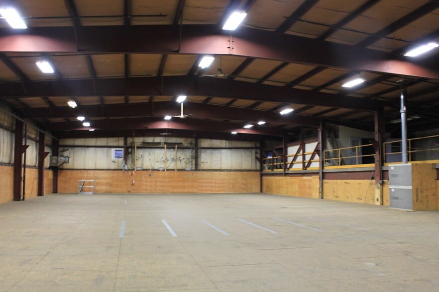 More Photos Of 4 Gator Rock Rd, Somersworth Distribution For Sale