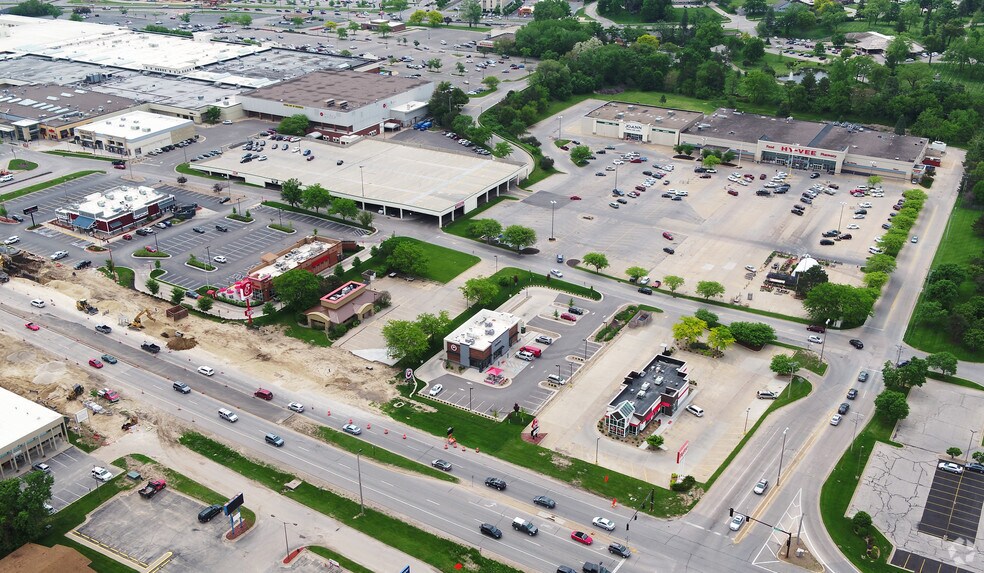 More Photos Of 279 Collins Rd NE, Cedar Rapids Supermarket For Lease