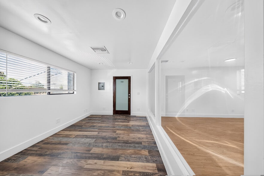 More Photos Of 19709 Ventura Blvd, Woodland Hills Office For Lease