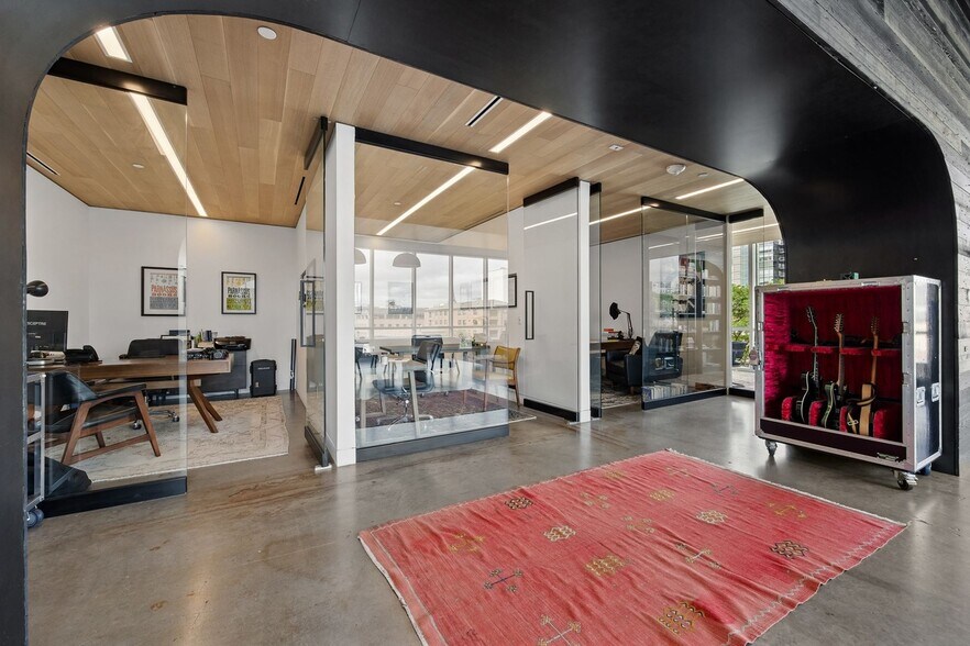 More Photos Of 404 E College St, Iowa City Hotel For Sale