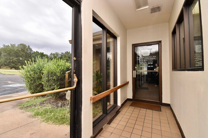 More Photos Of 810 Newman Dr, Helena Office For Sale