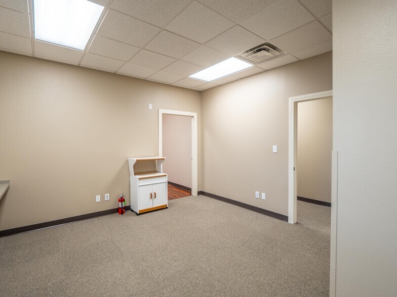 More Photos Of 721 S George Nigh Expy, Mcalester Office For Sale