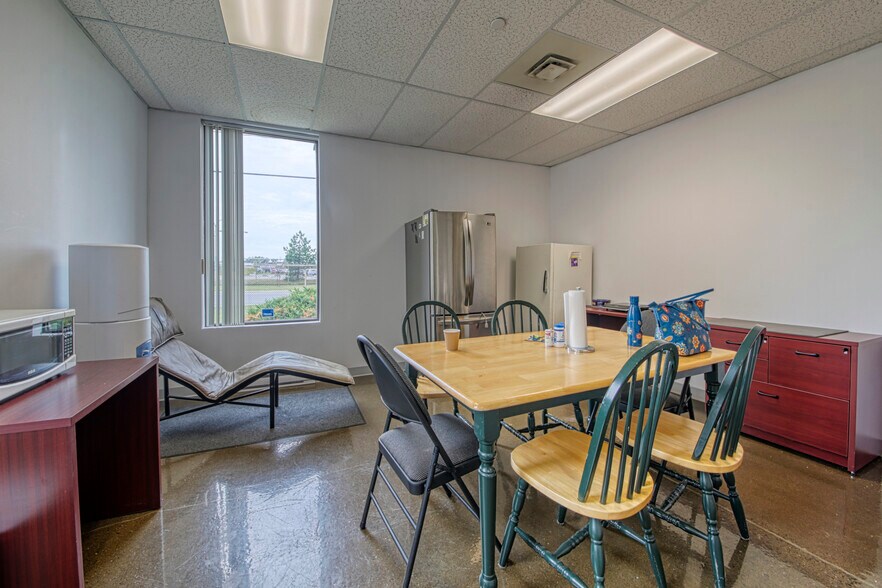 More Photos Of 1265-1325 Rue Industrielle, La Prairie Warehouse For Lease