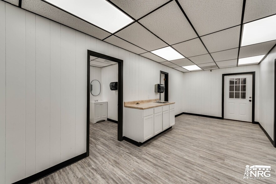 More Photos Of 3334 S Service Rd, Stanton Warehouse For Lease