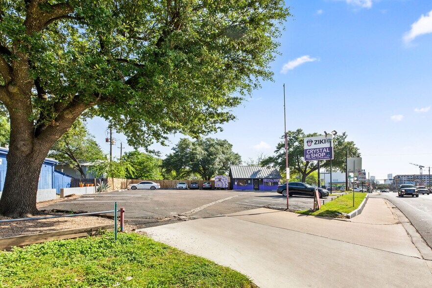 More Photos Of 2120 S Lamar Blvd, Austin Freestanding For Sale