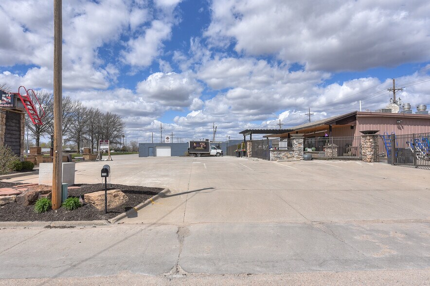 More Photos Of 110 W Reichmuth Rd, Valley Freestanding For Sale