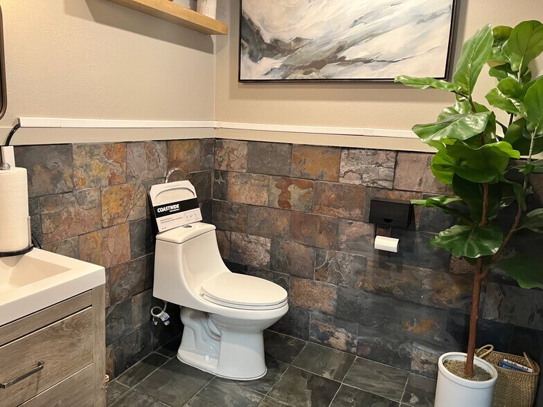 More Photos Of 1090 Lawrence Dr, Newbury Park Showroom For Lease