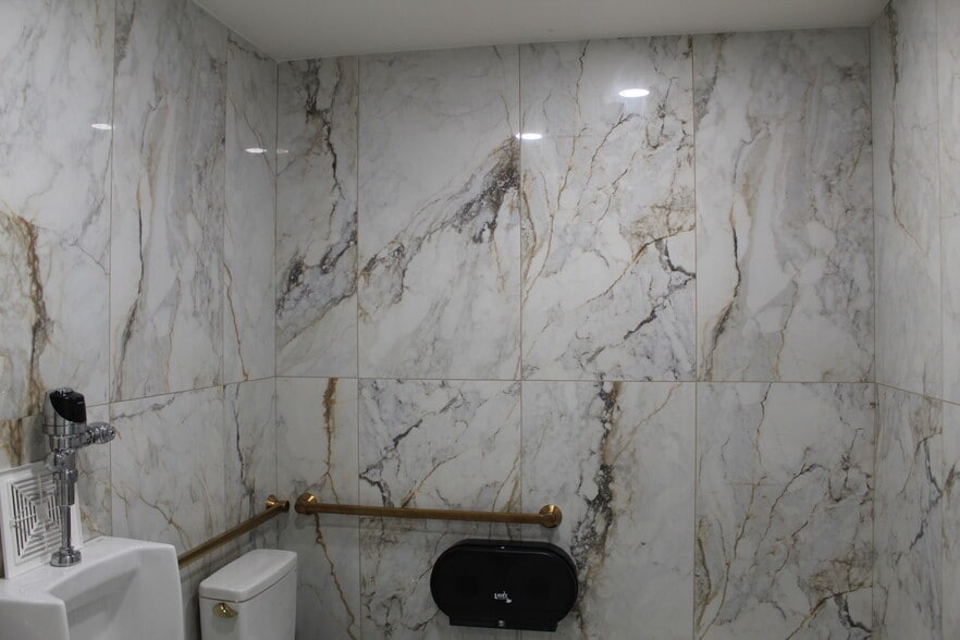 More Photos Of 7404 Lamar Ave S, Cottage Grove General Retail For Sale