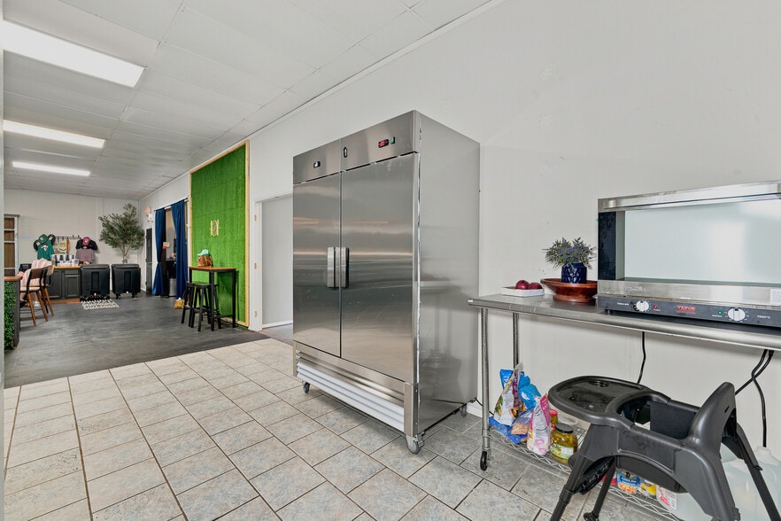 More Photos Of 20 Town Sq, Greenwood Health Club For Sale