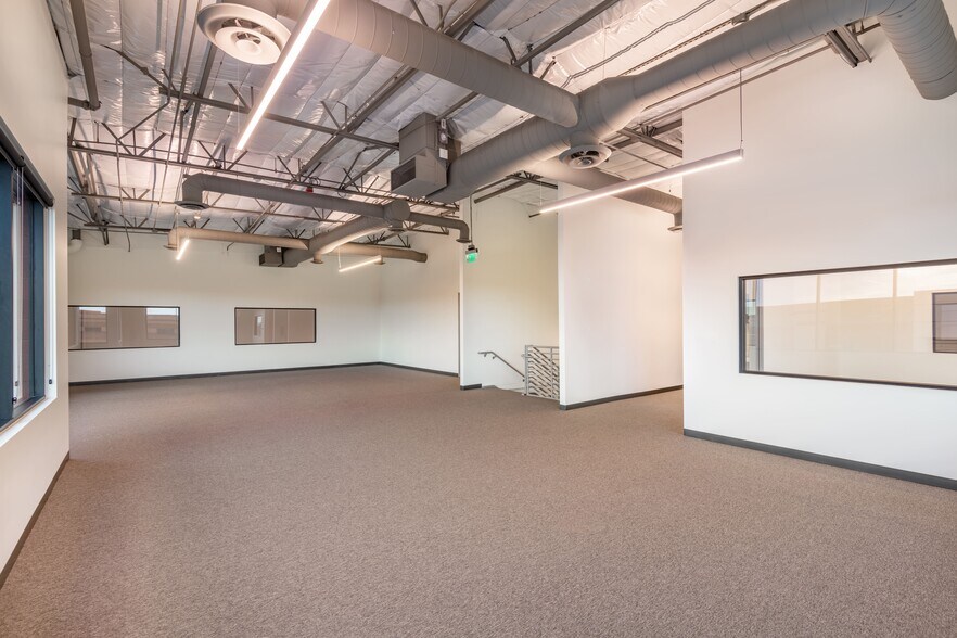 More Photos Of 8905 E Del Camino Dr, Scottsdale Light Distribution For Lease