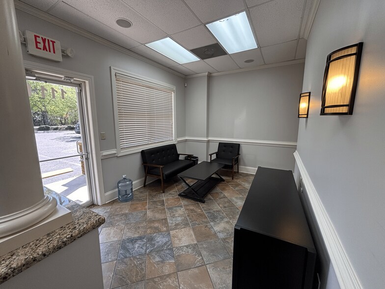More Photos Of 111 Library Hill Ln, Lexington Storefront Retail Office For Lease