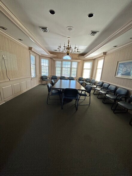 More Photos Of 300 Cedar Lakes Dr, Chesapeake Office For Sale