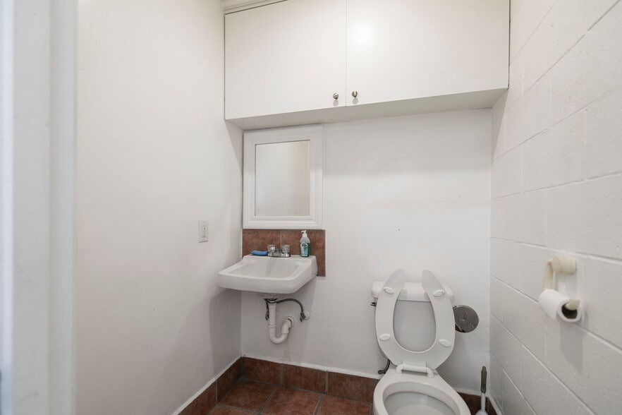 More Photos Of 10837 Burbank Blvd, North Hollywood Auto Repair For Sale