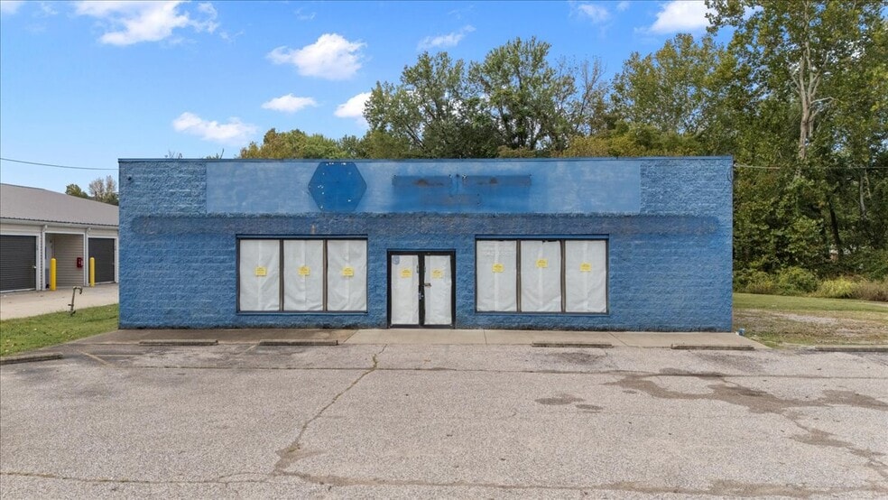 More Photos Of 516 Washington St, Ravenswood Freestanding For Lease