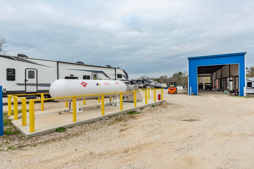 More Photos Of 11400 Thousand Trl, Willis Trailer Camper Park For Sale