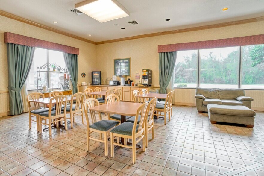 More Photos Of 2100 N Wheeler St, Jasper Hotel For Sale