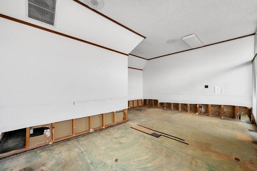 More Photos Of 308-310 S Main St, Lindsay Office For Sale